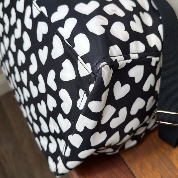 Kate Spades Stylish Black and White Heart Pattern Women's Bag - Picture 11 of 13